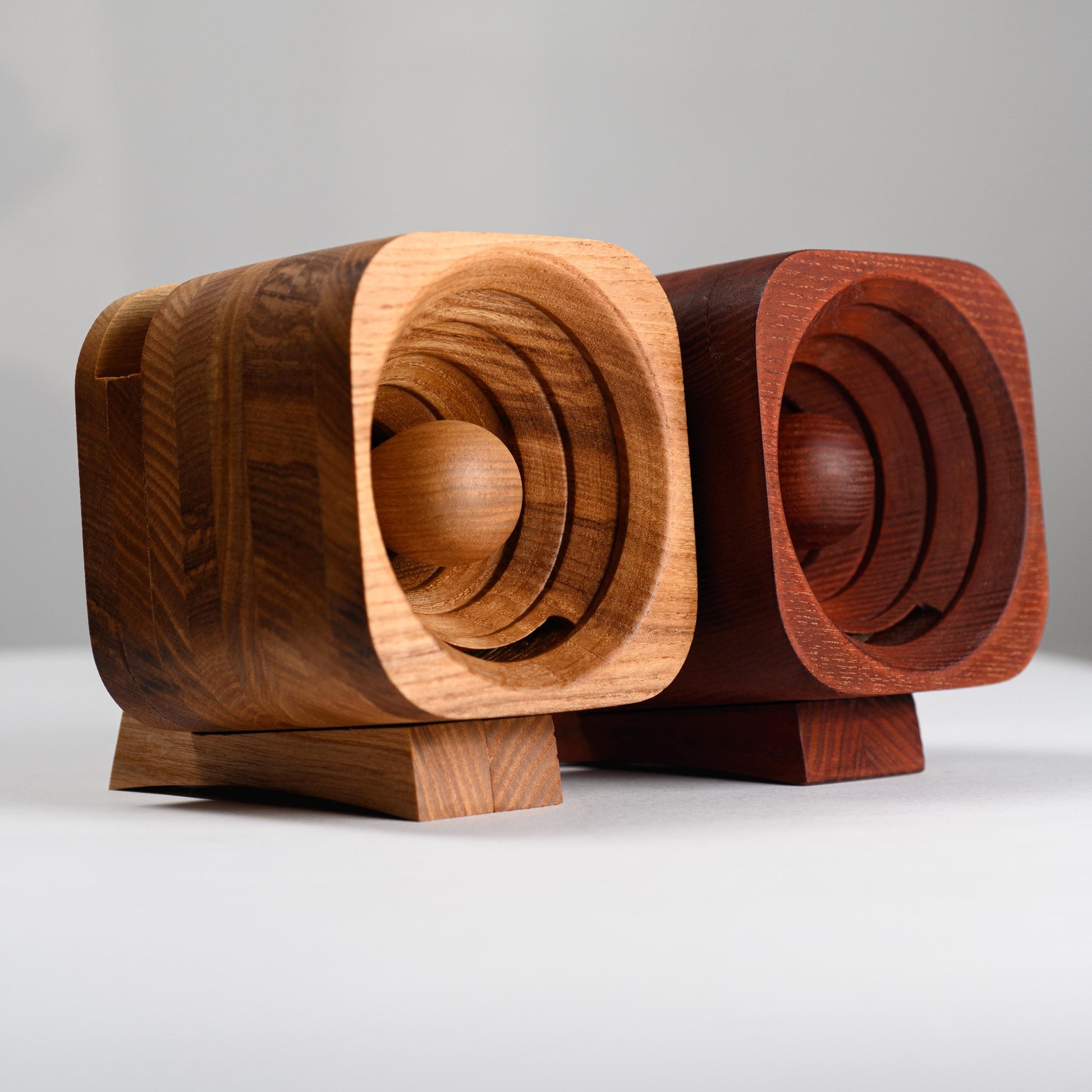Personalized phone stand with engraving – perfect for Christmas or birthdays.