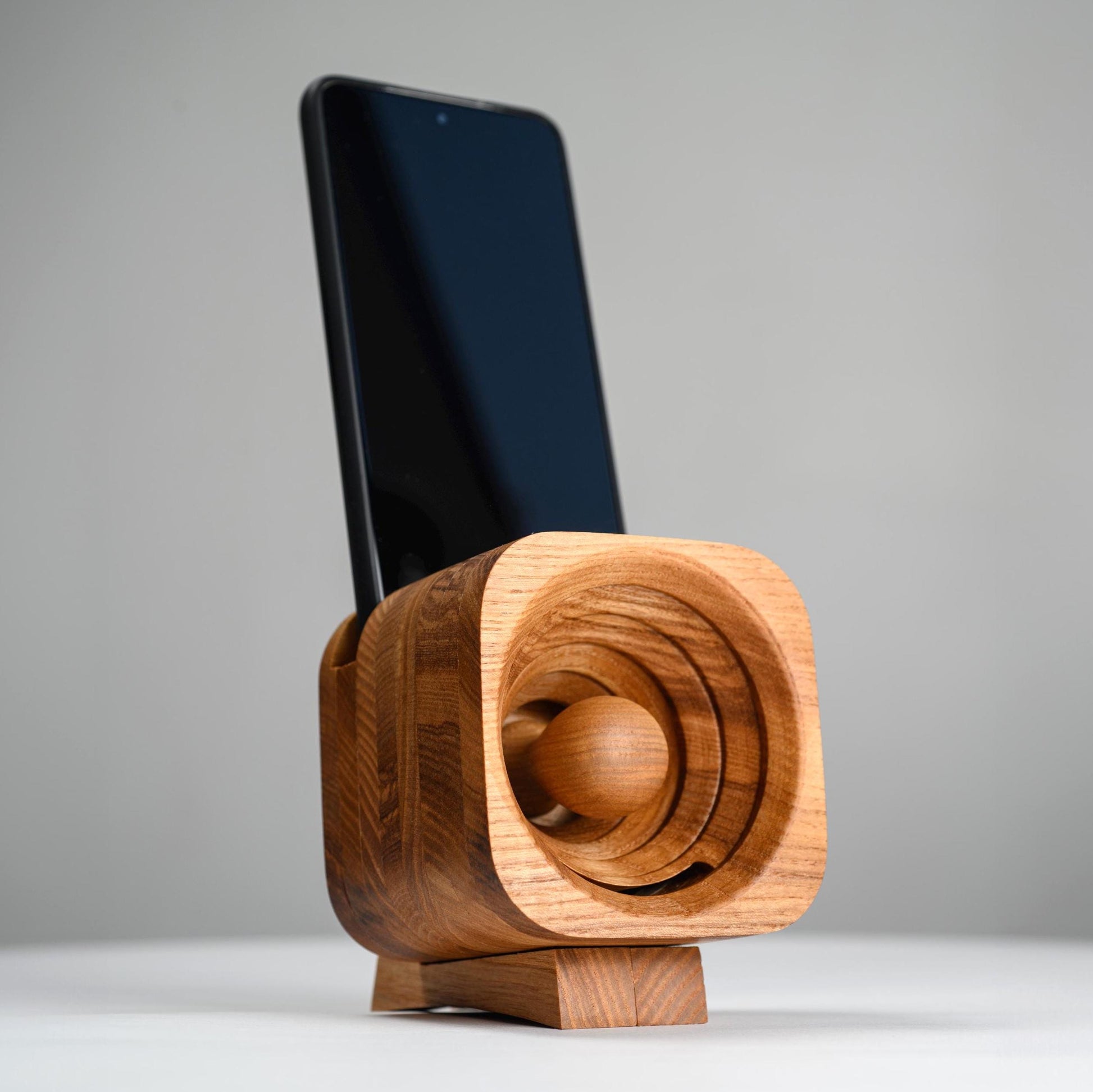 Natural wood passive amplifier boosting phone sound without power.