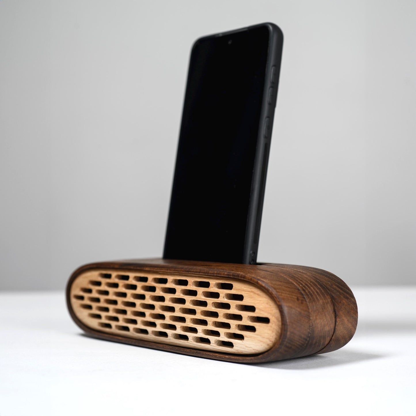 Handcrafted wooden phone amplifier – natural sound enhancement without power