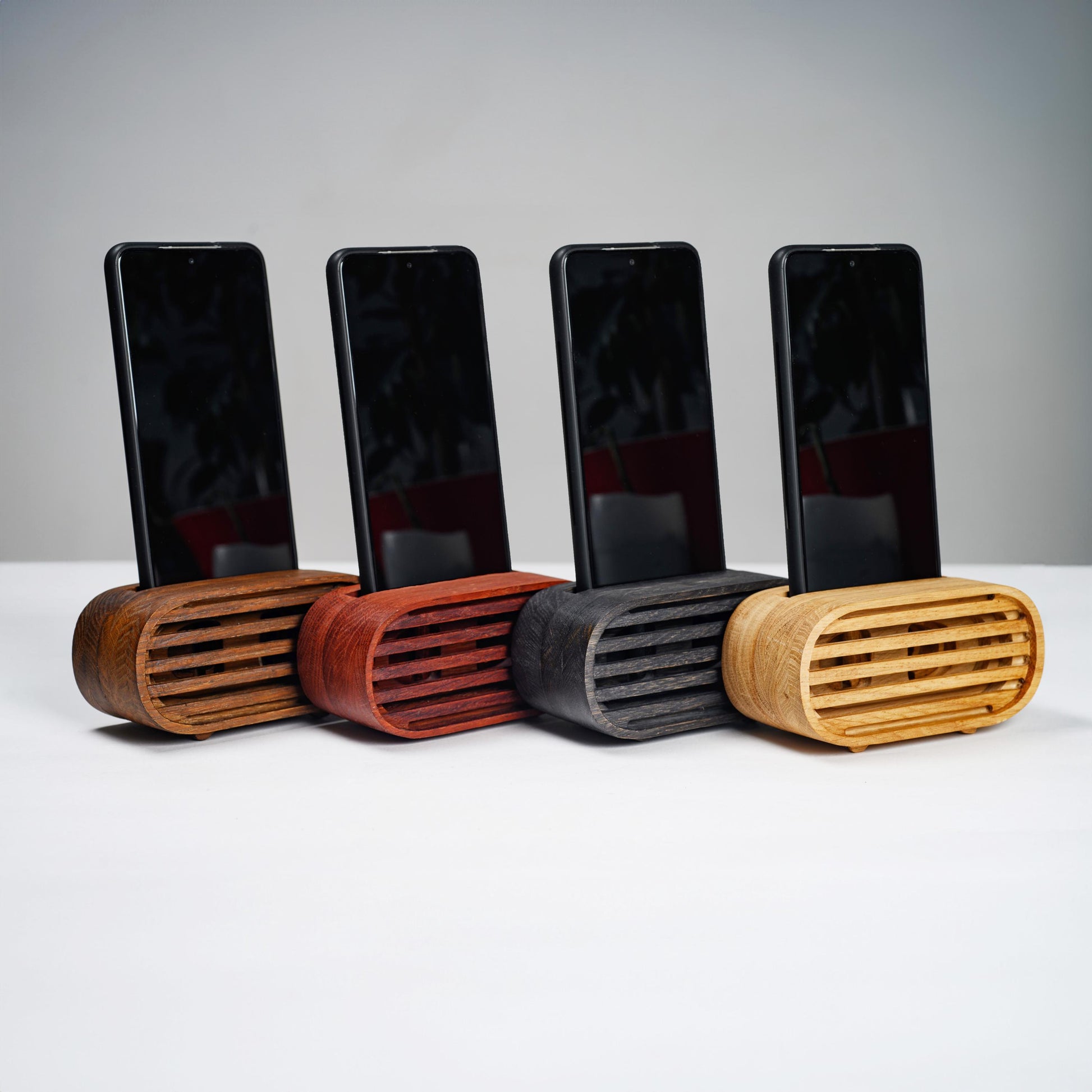 Handmade wooden phone speaker made of oak, passive amplifier for iPhone and Android, personalized sound dock