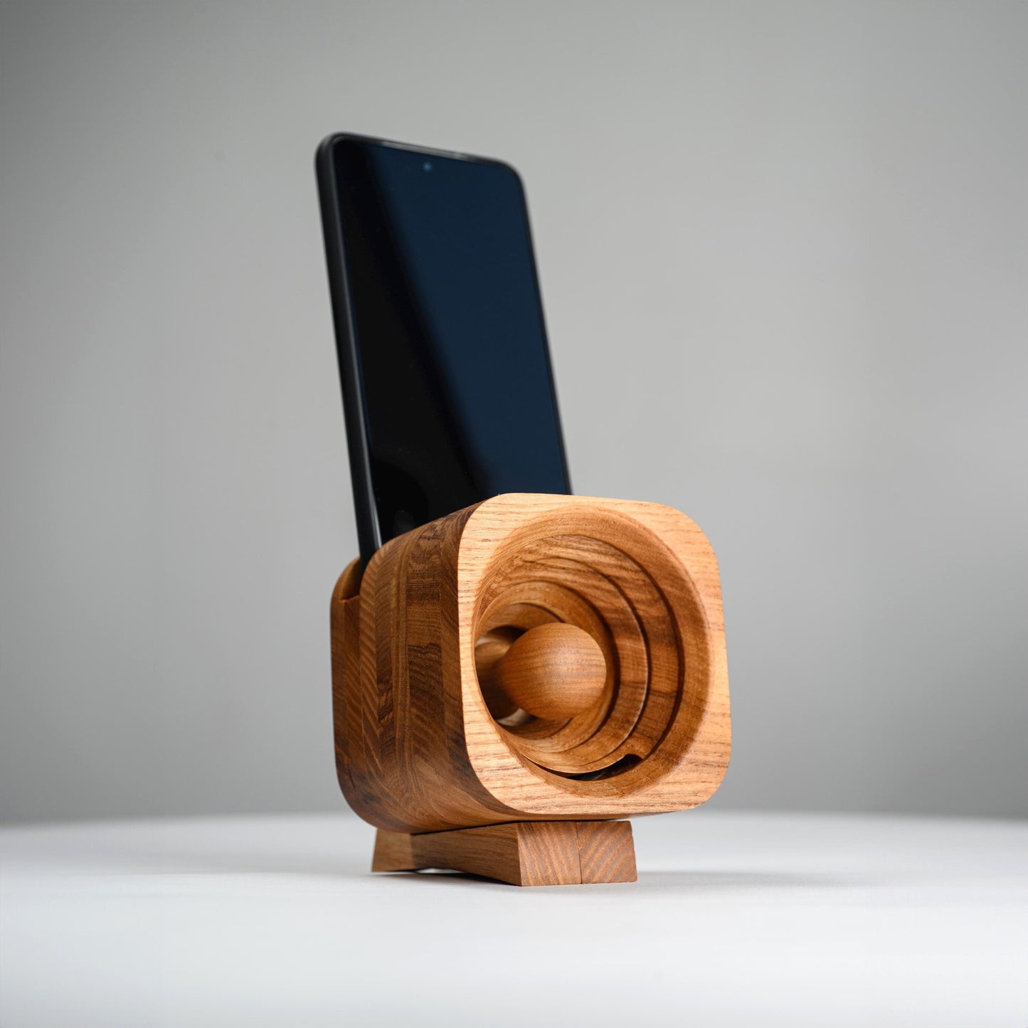 Handmade wooden phone speaker with retro design – natural sound amplifier