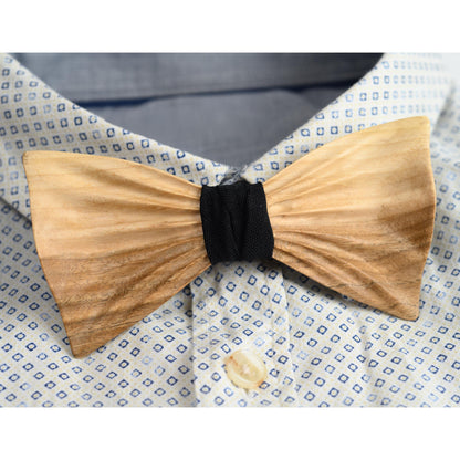 Elegant wooden bow tie set in a custom-engraved wooden box, perfect for groomsmen gifts.
